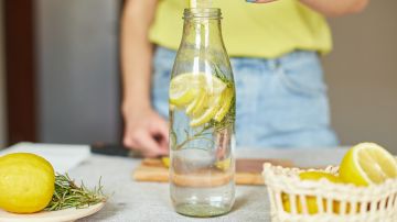 Refrescante y deliciosa agua de romero, fácil de preparar.