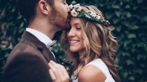 Looks como el “no makeup look”, brillos naturales y peinados con flores celebran la belleza real de cada novia.