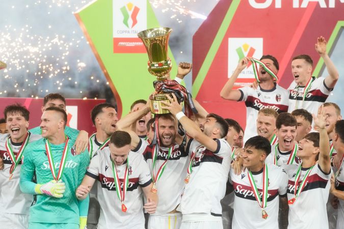 Los jugadores del Bolonia celebran con el trofeo tras la final de la Copa de Italia entre el AC Milan y el Bolonia en el Estadio Olímpico de Roma, el miércoles 14 de mayo de 2025. (Foto AP/Gregorio Borgia)