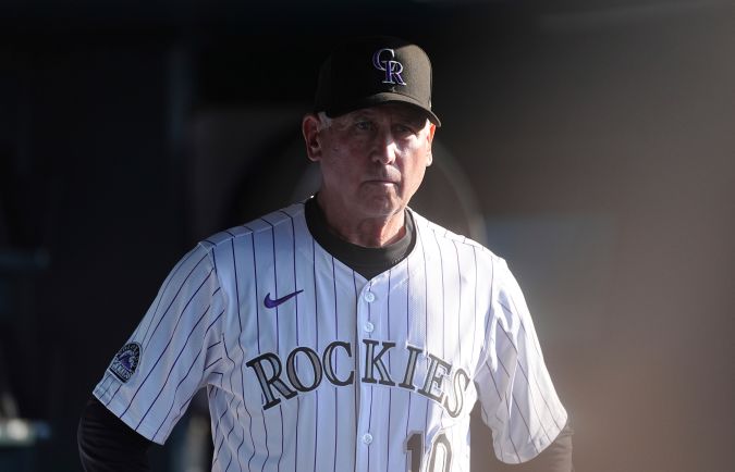 El mánager de los Rockies de Colorado, Bud Black, camina de un lado a otro en el dugout mientras el lanzador abridor Bradley Blalock batalla contra los Padres de San Diego en la primera entrada de un partido de béisbol el sábado 10 de mayo de 2025 en Denver. (Foto AP/David Zalubowski)
