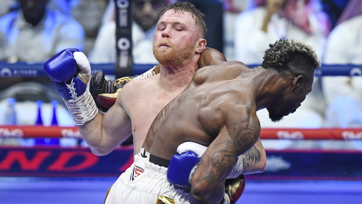 ‘Canelo’ Álvarez vence a un burlesco William Scull en un combate con poco contacto