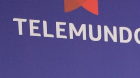 Carlos Adyan, presentador del programa En Casa con Telemundo.