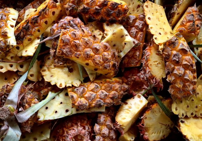 Con las cáscaras de piña combinada con otros ingredientes puedes hacer deliciosas recetas.