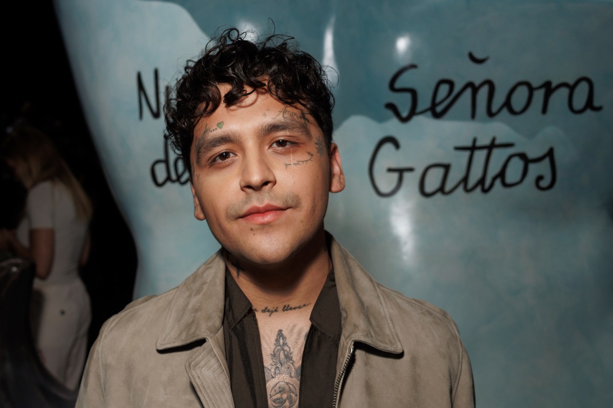 Nodal se presentó en el juzgado para defenderse de la demanda de Universal Music