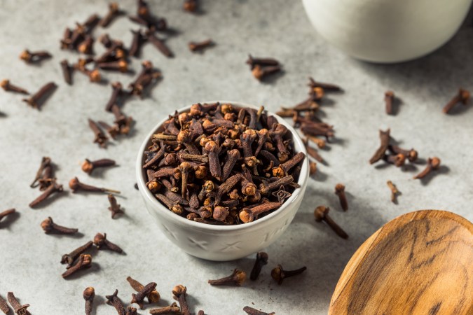 El clavo de olor tiene compuestos antiinflamatorios y antimicrobianos.