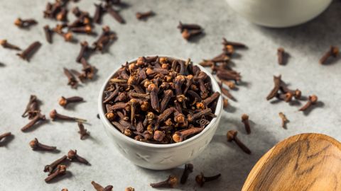 El clavo de olor tiene compuestos antiinflamatorios y antimicrobianos.