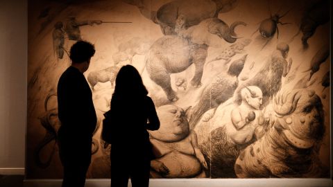 A través de sus dibujos y pinturas, Fabelo crea una iconografía singular poblada de criaturas  híbridas, cuerpos mutantes y escenas oníricas, donde la belleza convive con la inquietud.
