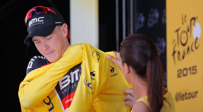El australiano Rohan Dennis se pone la camiseta amarilla de líder general en el podio de la primera etapa del Tour de Francia, una contrarreloj individual de 13,8 kilómetros (8,57 millas), con salida y meta en Utrecht, Países Bajos, el sábado 4 de julio de 2015. (Foto AP/Christophe Ena)