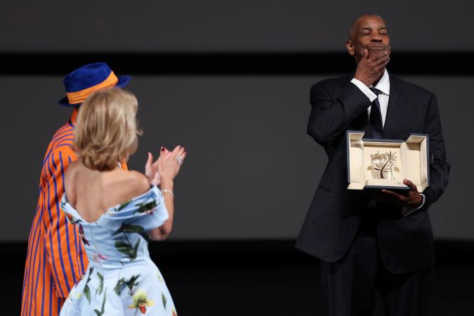 Denzel Washington se mostró sorprendido al recibir inesperadamente la Palma de Oro de Honor en el Festival de Cannes.