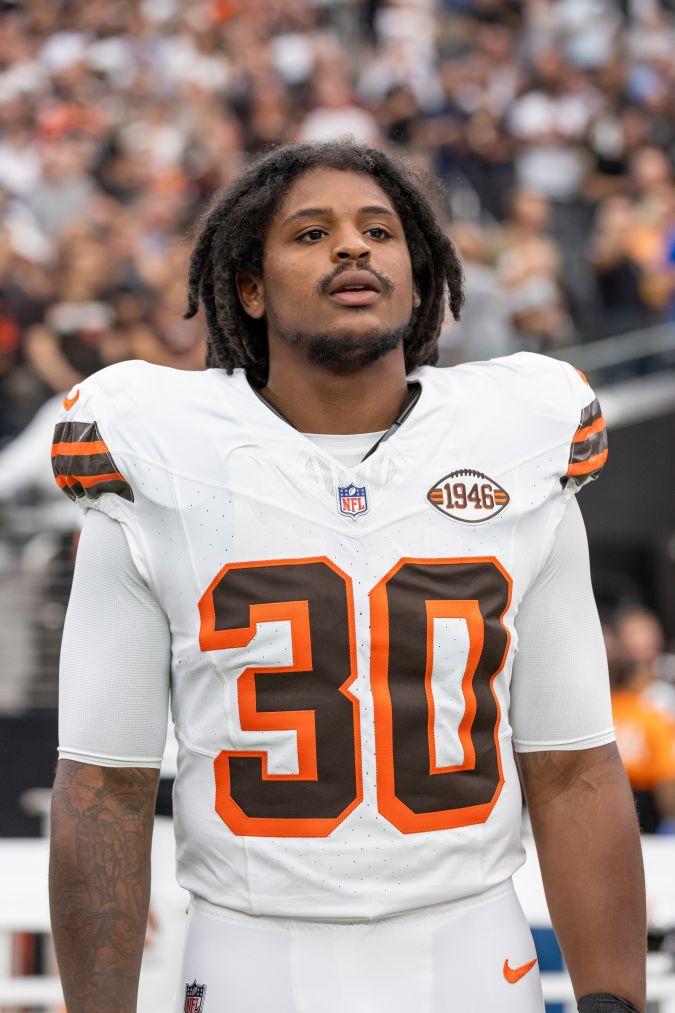 El linebacker de los Cleveland Browns, Devin Bush (30), escucha el Himno Nacional antes de jugar contra los Las Vegas Raiders en un partido de la NFL, el domingo 29 de septiembre de 2024 en Las Vegas, Nevada. Los Raiders derrotaron a los Browns 20-16. (Foto AP/Jeff Lewis)