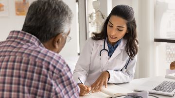 Una condición genética y silenciosa como la lipoproteína(a) puede pasar desapercibida sin pruebas específicas, afectando la salud cardiovascular de los hispanos.