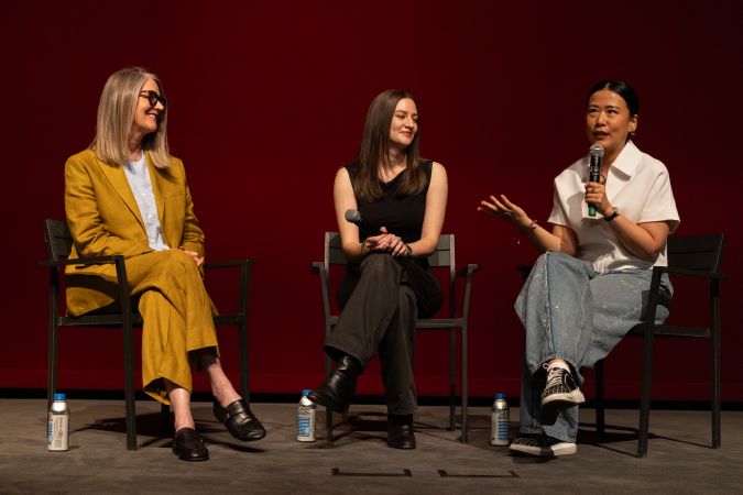 La productora de "Elio", Mary Alice Drumm, y las directoras Madeline Sharafian y Domee Shi