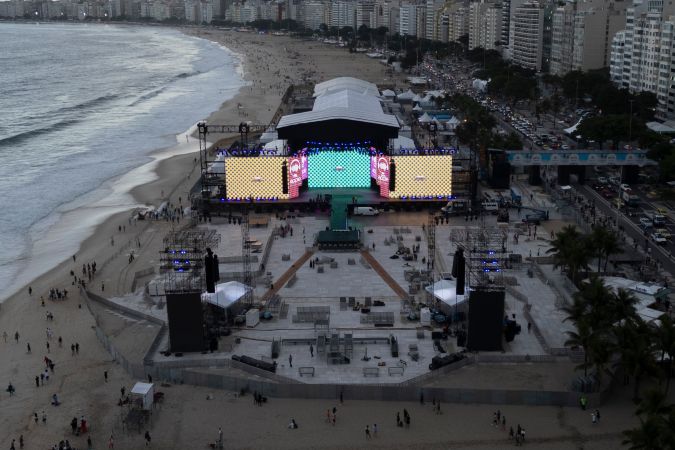 El escenario al lado del mar tenía una extensión de 13,500 pies cuadrados.