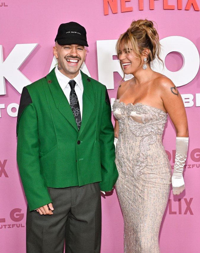 Karol G y Feid posaron juntos en la premier del documental de la artista en Nueva York.