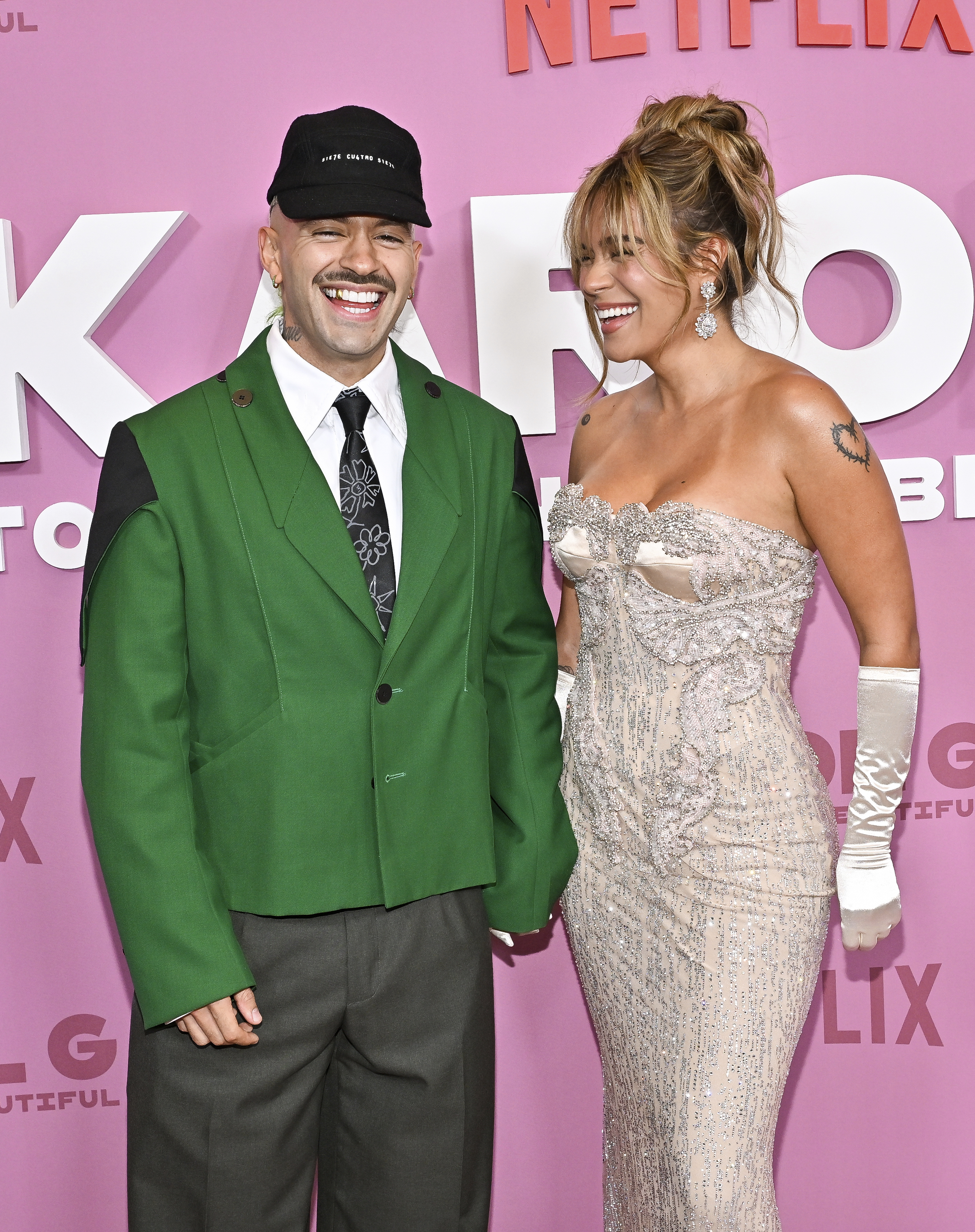 Karol G y Feid posaron juntos en la premier del documental de la artista en Nueva York.