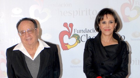 Florinda Meza acompaña a Roberto Gómez Bolaños en 2008.