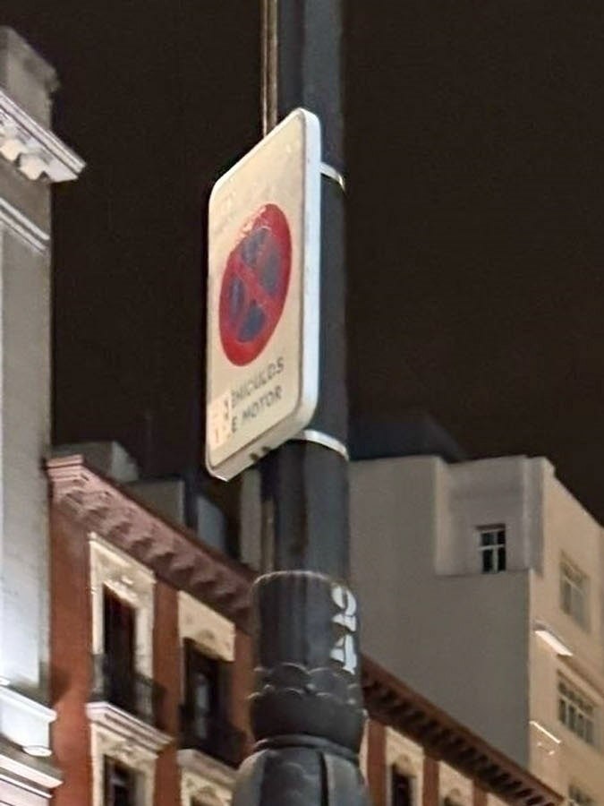 La pareja fue fotografiada muy cerca del Four Seasons de Madrid.