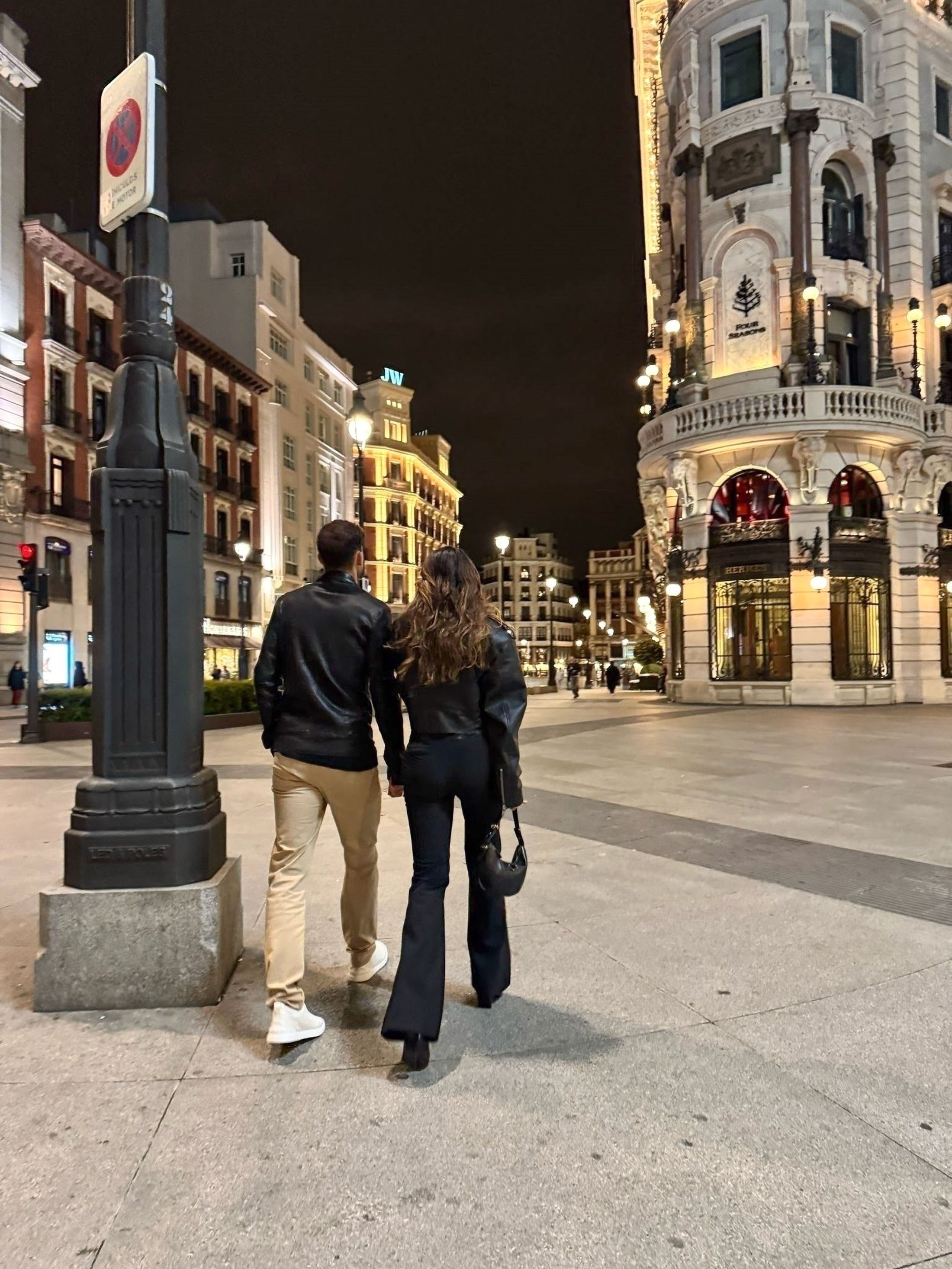 La pareja fue fotografiada muy cerca del Four Seasons de Madrid.
