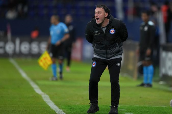El entrenador Gabriel Milito de Argentinos Juniors de Argentina instruye a sus jugadores durante un partido de fútbol del Grupo E de la Copa Libertadores contra Independiente del Valle de Ecuador en el estadio Banco de Guayaquil en Quito, Ecuador, el miércoles 28 de junio de 2023. (Foto AP/Dolores Ochoa)