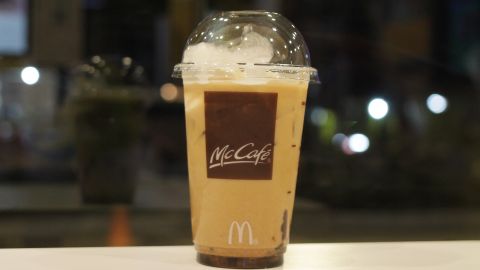 McDonald's renueva su versión del frapé con toques de moca, caramelo y chipas de chocolate Hershey's.