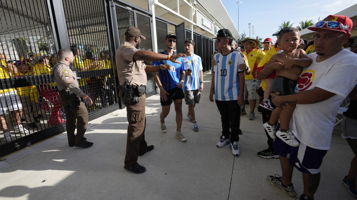 Argentina entrega a EEUU lista de 15,000 fans violentos para vetarlos en el Mundial de Clubes