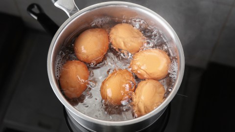 Un chorrito de vinagre puede ser la gran solución al cocinar huevos hervidos.