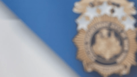 El nuevo oficial es uno de los 30 de origen dominicano que se integran a las filas de NYPD. Aqui en la gráfica acompañado por Leandra Guzmán Feliz, la madre de "Junior".