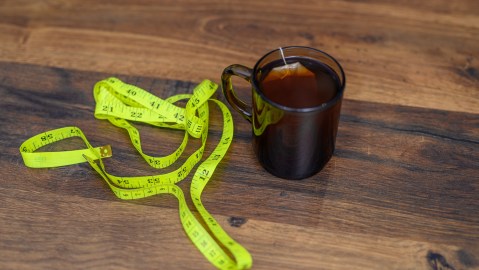 Hay infusiones elaboradas con hierbas que pueden mejorar la forma de procesar la grasa en el cuerpo.