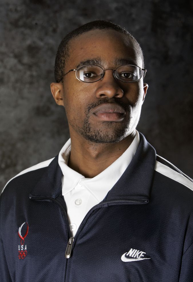 El esgrimista Ivan Lee posa para un retrato durante la Cumbre de Medios del Comité Olímpico de los Estados Unidos en Chicago, el lunes 14 de abril de 2008. (Foto AP/Charles Rex Arbogast)