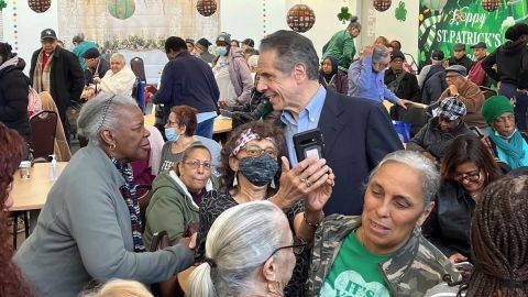 El candidato a la Alcaldía de NYC, Andrew Cuomo, en una visita a El Bronx