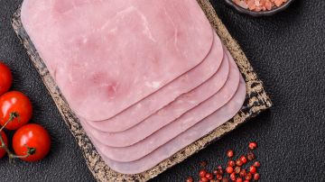 Hay varios aspectos del jamón que pueden dar señales que está dañado o en proceso de descomposición.