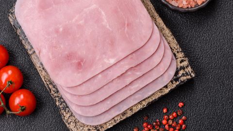 Hay varios aspectos del jamón que pueden dar señales que está dañado o en proceso de descomposición.