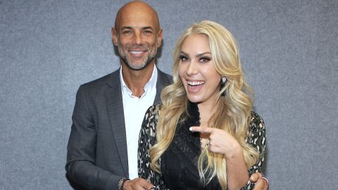 Javier Poza y Jimena Gállego, conductores de La Casa de los Famosos All-Stars.