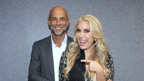 Javier Poza y Jimena Gállego, conductores de La Casa de los Famosos All-Stars, reality show de Telemundo.