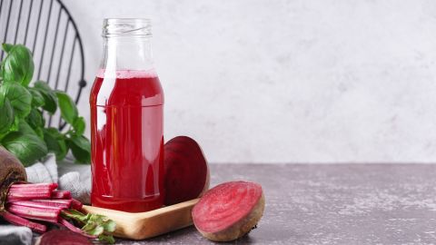 El jugo de remolacha en ayunas ayuda a una mejor absorción del hierro.