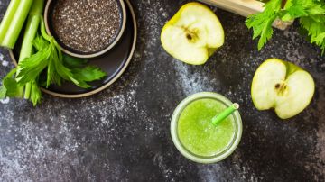 Un batido con ingredientes con alto nivel en agua contribuye a depurar el organismo.