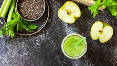 Un batido con ingredientes con alto nivel en agua contribuye a depurar el organismo.