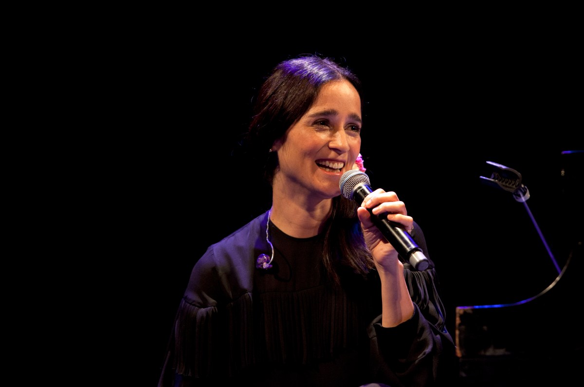 Julieta Venegas muestra su impresionante biblioteca en Buenos Aires