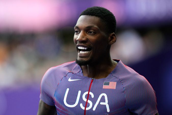 Fred Kerley, de Estados Unidos, observa tras competir en una serie de las semifinales masculinas de los 100 metros planos en los Juegos Olímpicos de Verano de 2024, el domingo 4 de agosto de 2024, en Saint-Denis, Francia. (Foto AP/Petr David Josek)