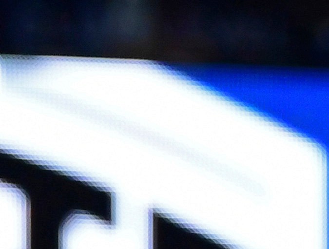 Kyle Snyder, de Ohio State (derecha), levanta el brazo tras derrotar a Adam Coon, de Michigan, durante la final de la categoría de 137 kg del Campeonato de Lucha Libre de la División I de la NCAA, el sábado 17 de marzo de 2018 en Cleveland. (Foto AP/David Dermer)