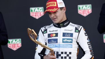 Lando Norris celebra con el trofeo del Gran Premio de Mónaco