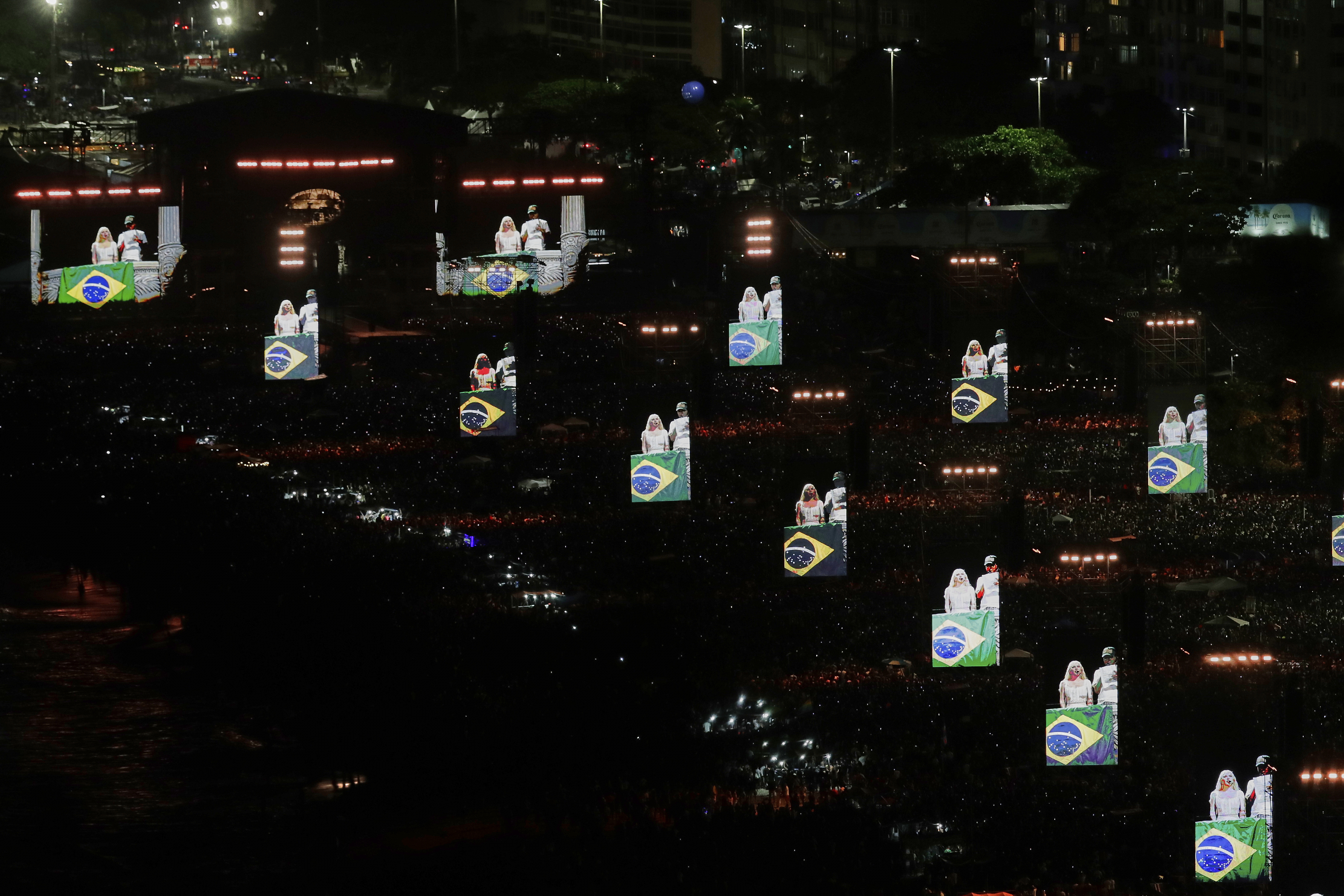 Lady Gaga se presentó ante 2 millones de personas en la playa de Copacabana en Brasil.
