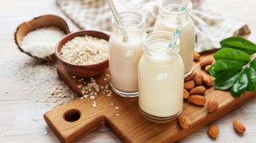 Aprovecha los beneficios de la leche vegetal con tres ingredientes.