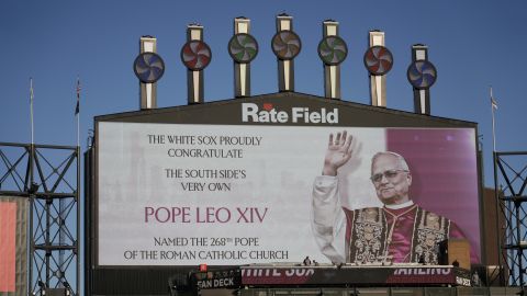 Pantalla del estadio Guaranteed Rate Fiel felicitando al papa León XIV.