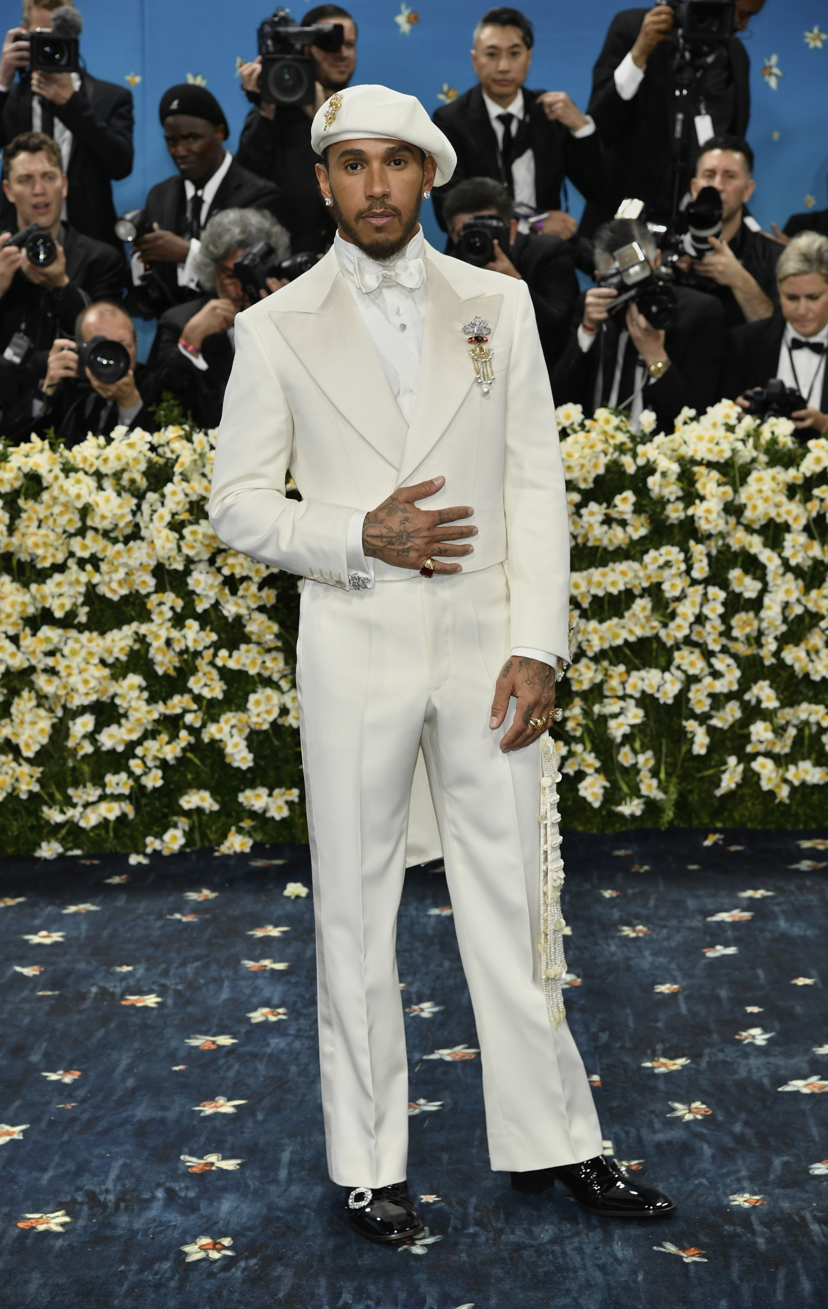 Lewis Hamilton es anfitrión de la MET Gala.