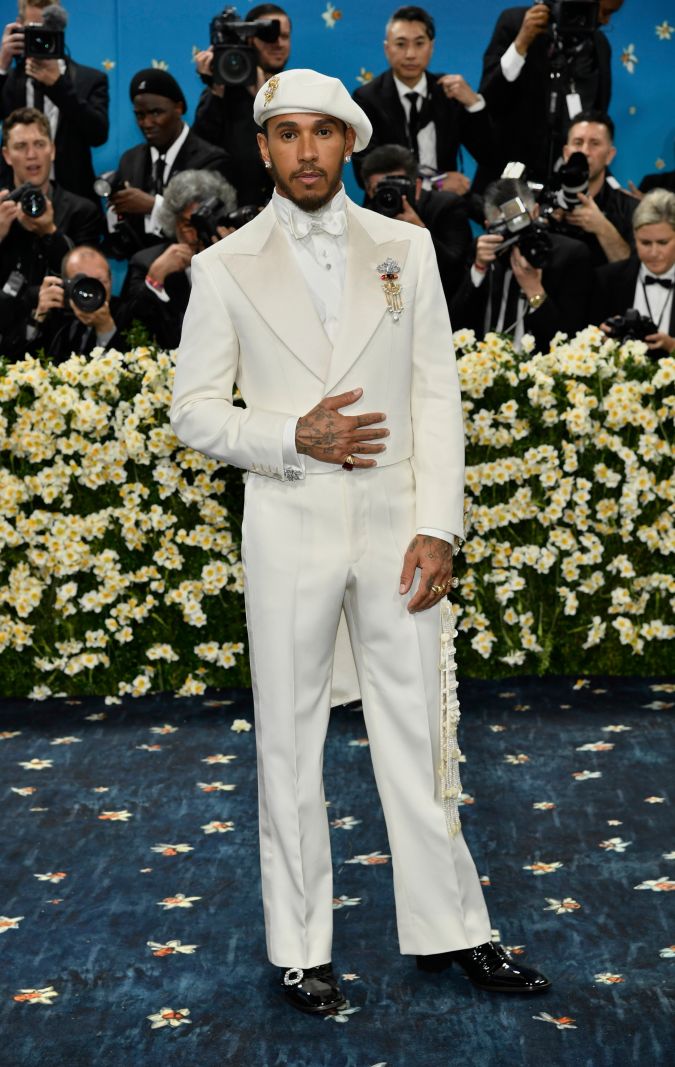 Lewis Hamilton es anfitrión de la MET Gala.