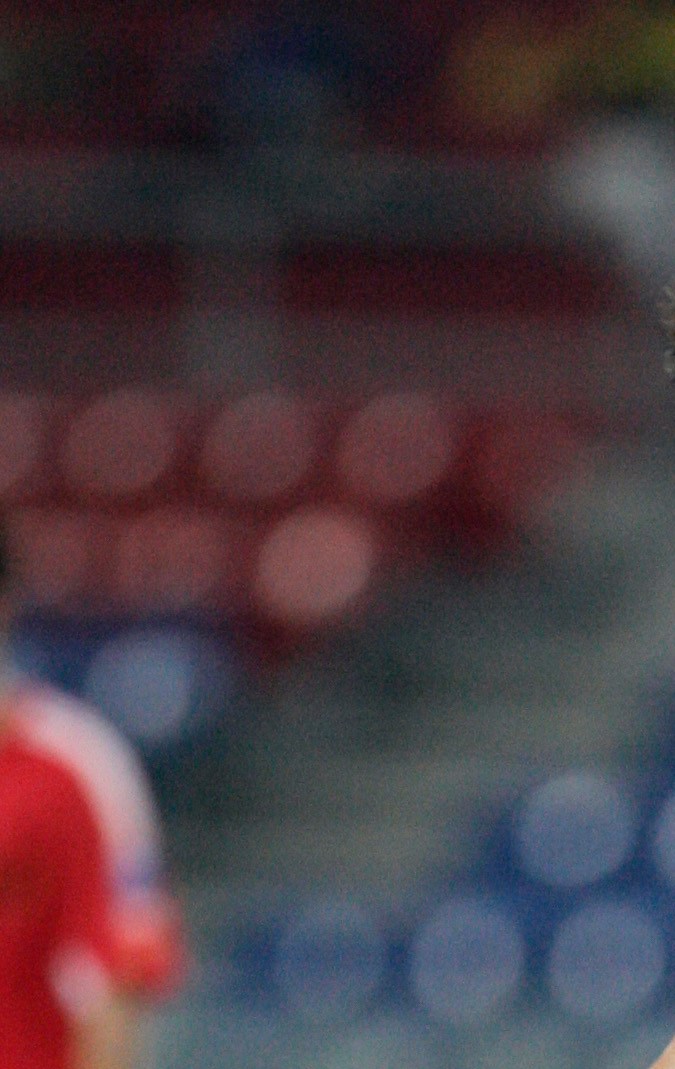 Li Tie, de China, controla un balón durante el partido del Grupo C de la Copa Asiática contra Malasia en el Estadio Bukit Jalil de Kuala Lumpur, el martes 10 de julio de 2007. China ganó el partido por 5-1. (Foto AP/Vincent Thian)