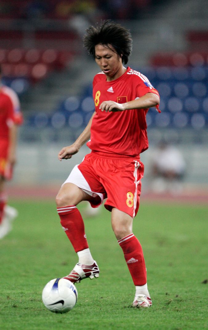 Li Tie, de China, controla un balón durante el partido del Grupo C de la Copa Asiática contra Malasia en el Estadio Bukit Jalil de Kuala Lumpur, el martes 10 de julio de 2007. China ganó el partido por 5-1. (Foto AP/Vincent Thian)
