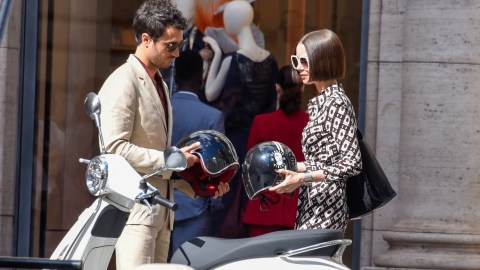 Lily Collins y Eugenio Franceschini están en Roma, Italia.