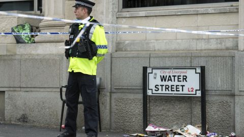Policía tras atropello masivo en festejos del Liverpool.